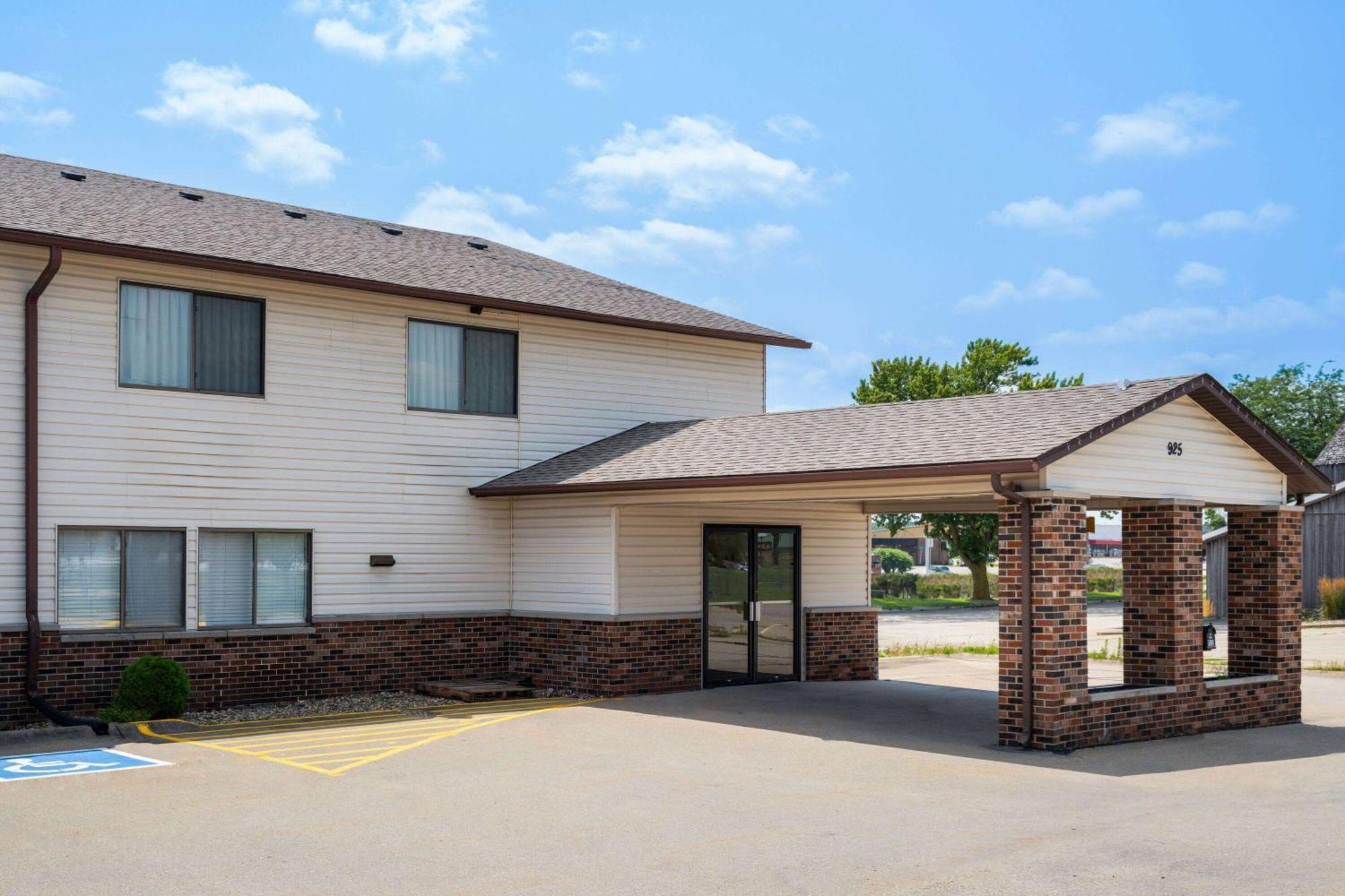 Super 8 By Wyndham Dyersville Exteriér fotografie