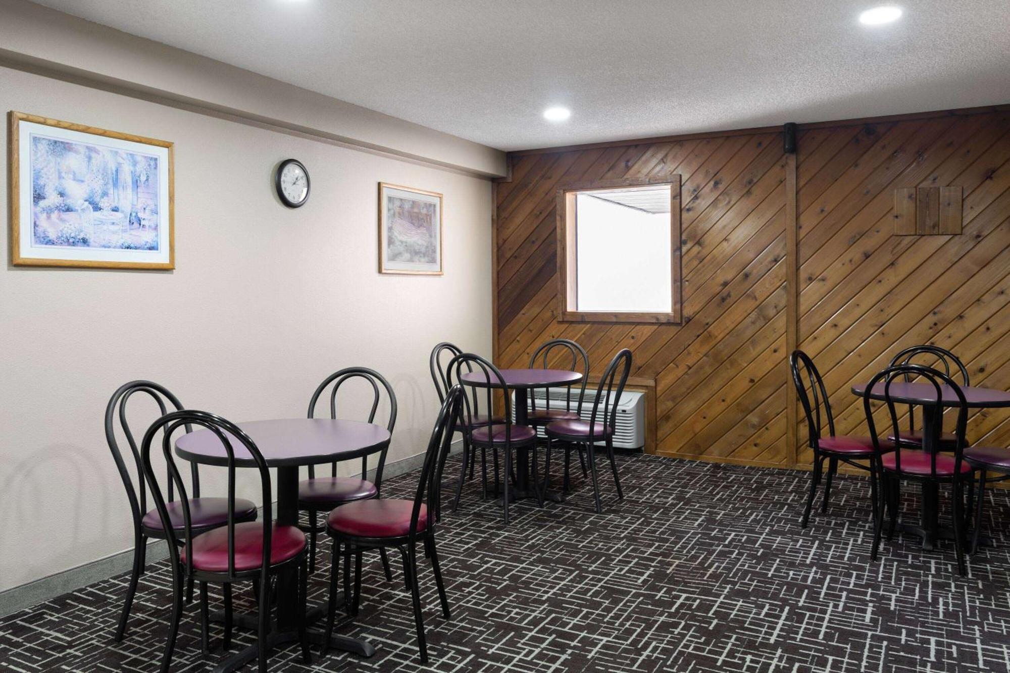 Super 8 By Wyndham Dyersville Exteriér fotografie